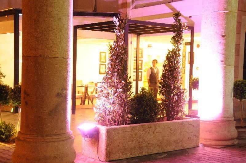 Monoberge Hotel Byblos Eksteriør bilde